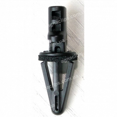 C 1768 Тримач обшивки Nissan