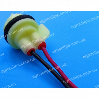 PN42 Патрон під лампу W5W жовтий 3 зачепи у пластиковому корпусі з проводами.